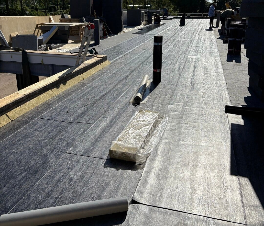 Plat dak renovatie met bitumen
