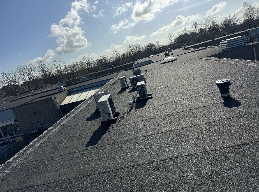 Bitumen plat dak met installaties